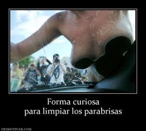 Forma curiosa para limpiar los parabrisas