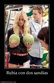 Rubia con dos sandías