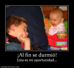 ¡Al fin se durmió! Esta es mi oportunidad...