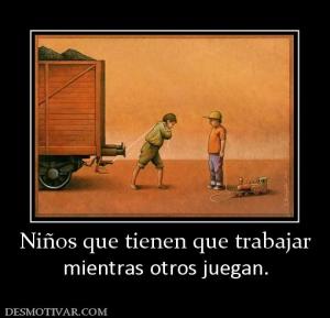 Niños que tienen que trabajar mientras otros juegan.