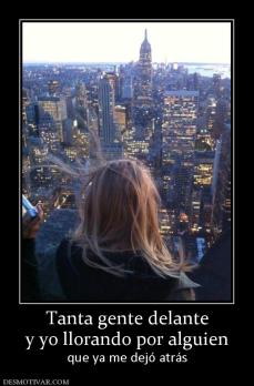 Tanta gente delante y yo llorando por alguien que ya me dejó atrás