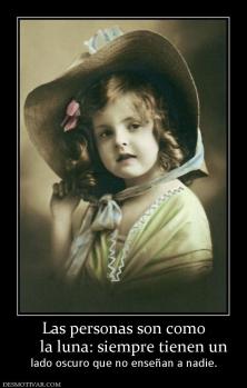 Las personas son como      la luna: siempre tienen un  lado oscuro que no enseñan a nadie.