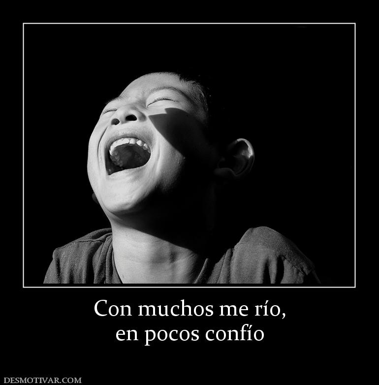 Con muchos me río, en pocos confío