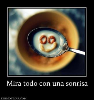 Mira todo con una sonrisa