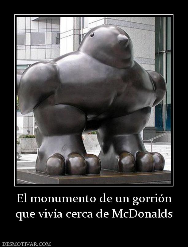 El monumento de un gorrión que vivía cerca de McDonalds