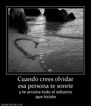 Cuando crees olvidar esa persona te sonríe y te arruina todo el esfuerzo que hiciste