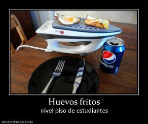 Huevos fritos nivel piso de estudiantes