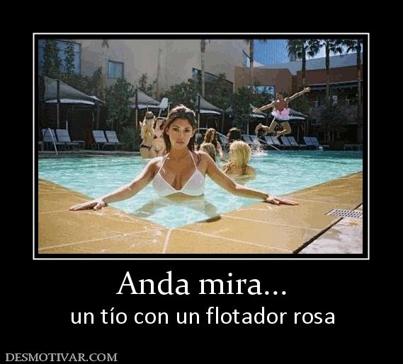 Anda mira... un tío con un flotador rosa