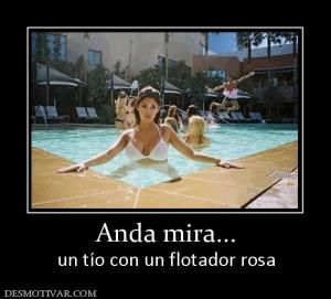 Anda mira... un tío con un flotador rosa