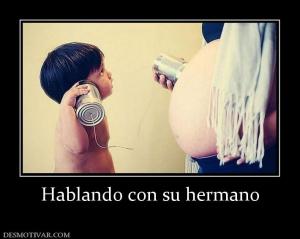 Hablando con su hermano