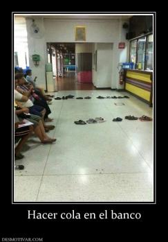 Hacer cola en el banco