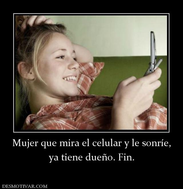 Mujer que mira el celular y le sonríe, ya tiene dueño. Fin.