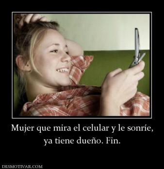 Mujer que mira el celular y le sonríe, ya tiene dueño. Fin.