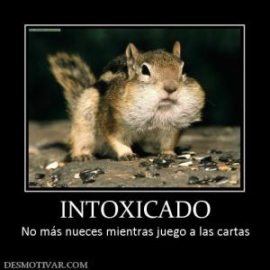 INTOXICADO No más nueces mientras juego a las cartas