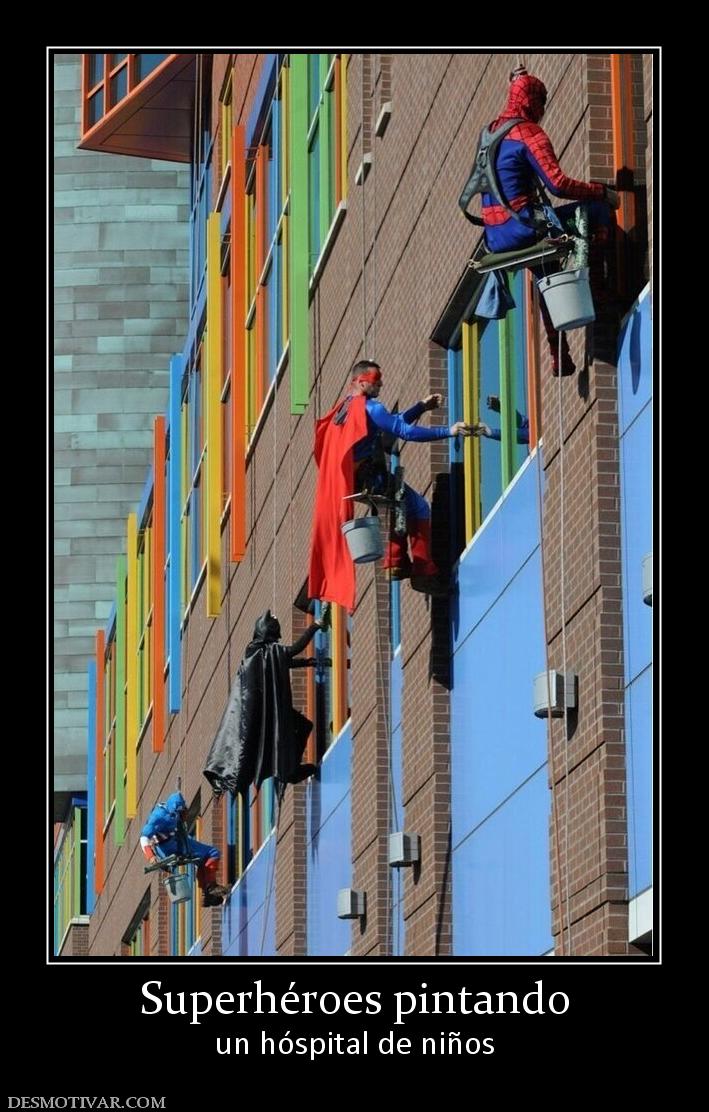 Superhéroes pintando un hóspital de niños