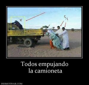 Todos empujando  la camioneta