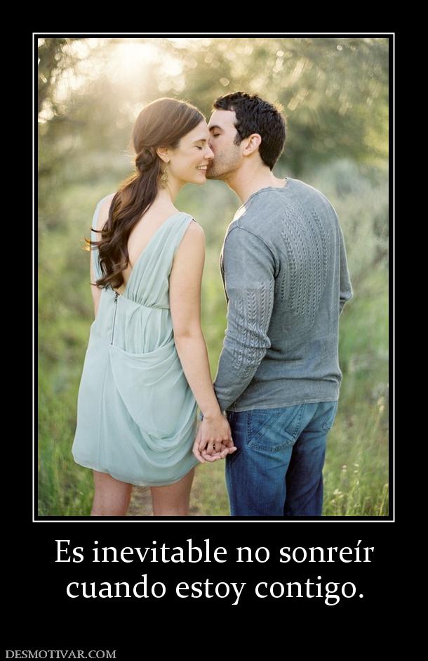 Es inevitable no sonreír cuando estoy contigo.