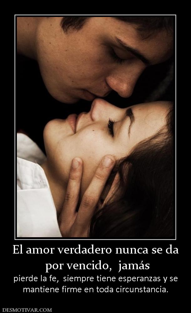 El amor verdadero nunca se da  por vencido,  jamás  pierde la fe,  siempre tiene esperanzas y se mantiene firme en toda circunstancia.