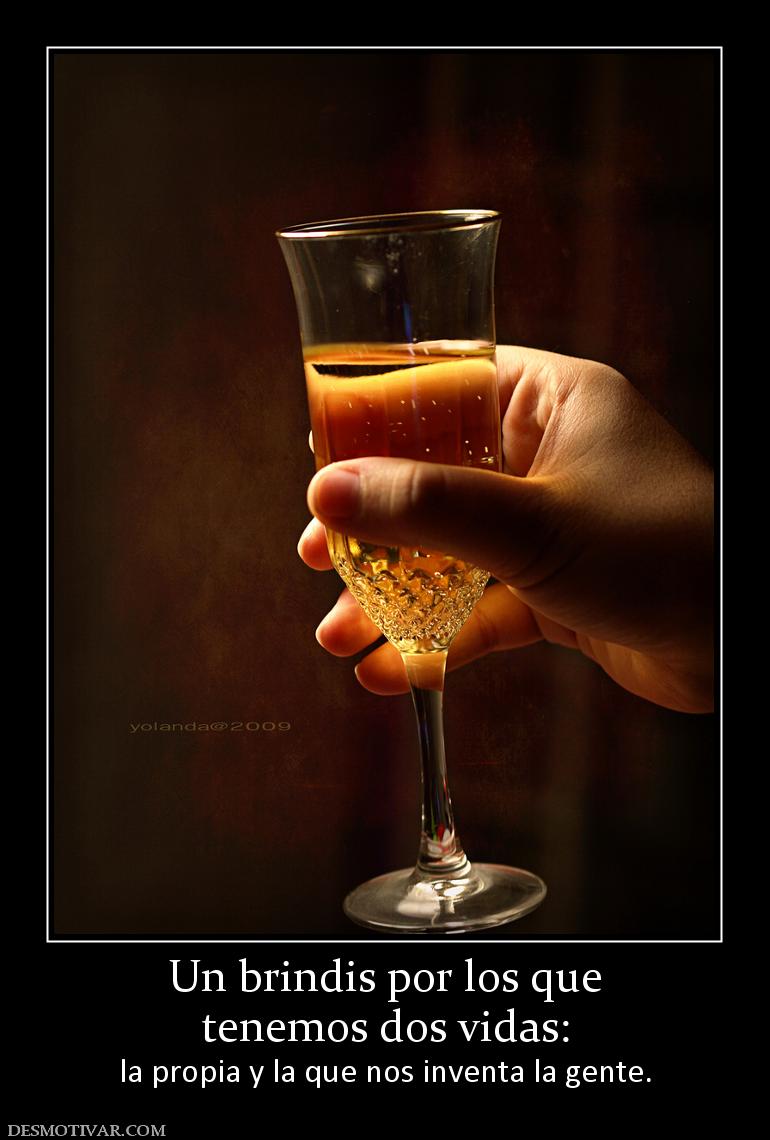 Un brindis por los que tenemos dos vidas:  la propia y la que nos inventa la gente.