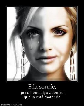 Ella sonríe, pero tiene algo adentro que la está matando