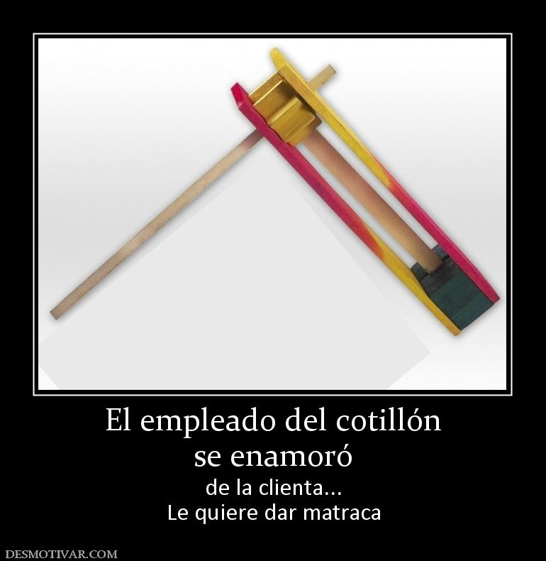 El empleado del cotillón se enamoró  de la clienta... Le quiere dar matraca