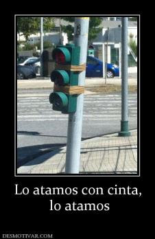 Lo atamos con cinta,  lo atamos