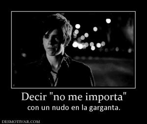 Decir  con un nudo en la garganta.