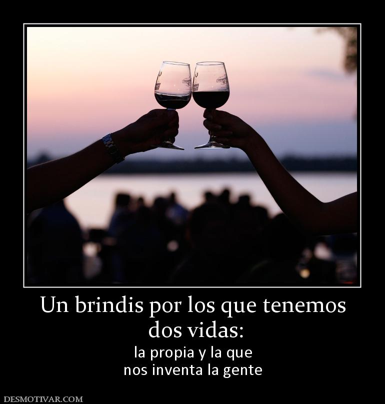 Un brindis por los que tenemos  dos vidas: la propia y la que nos inventa la gente