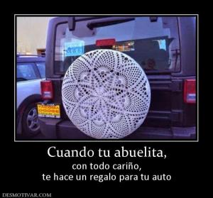 Cuando tu abuelita, con todo cariño, te hace un regalo para tu auto