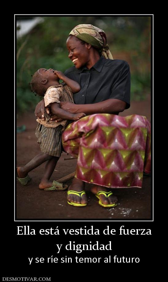 Ella está vestida de fuerza y dignidad  y se ríe sin temor al futuro