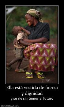 Ella está vestida de fuerza y dignidad  y se ríe sin temor al futuro