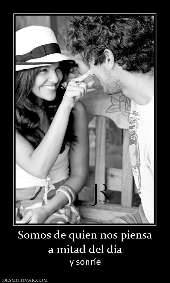 Somos de quien nos piensa a mitad del día y sonríe