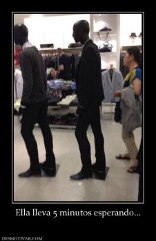 Ella lleva 5 minutos esperando...