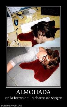 ALMOHADA en la forma de un charco de sangre