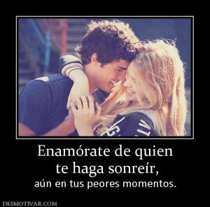 Enamórate de quien  te haga sonreír, aún en tus peores momentos.