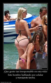 ¡Que gente tan irresponsable en esta v Este hombre hablando por celular  y manejando lancha.