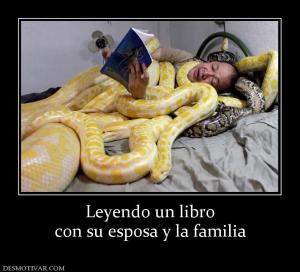Leyendo un libro con su esposa y la familia