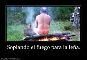 Soplando el fuego para la leña.