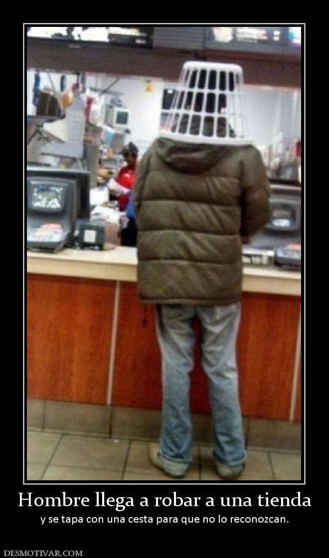 Hombre llega a robar a una tienda y se tapa con una cesta para que no lo reconozcan.