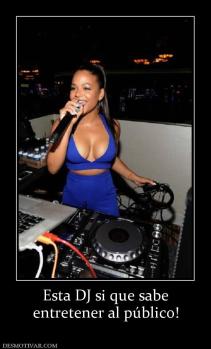 Esta DJ si que sabe entretener al público!