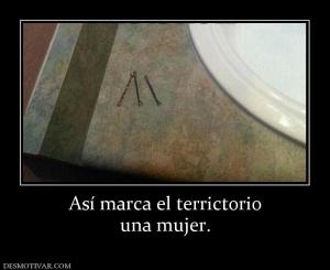 Así marca el terrictorio una mujer.