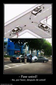 - Pase usted! - No, por favor, después de usted!