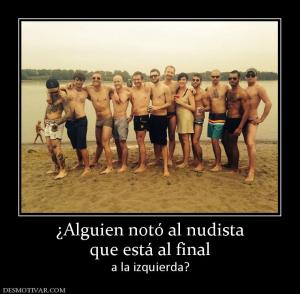 ¿Alguien notó al nudista que está al final a la izquierda?