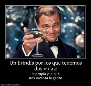 Un brindis por los que tenemos dos vidas:  la propia y la que  nos inventa la gente.