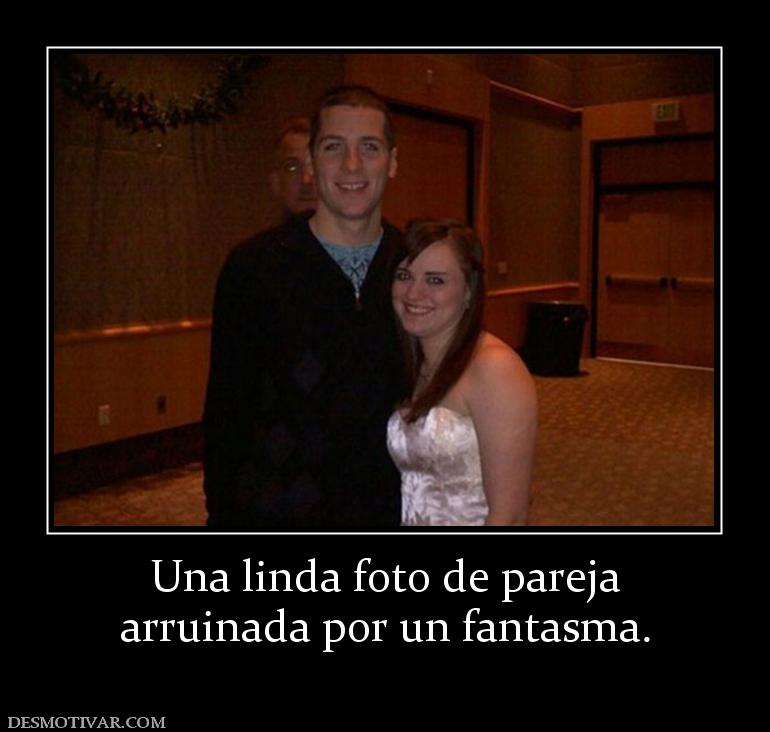 Una linda foto de pareja arruinada por un fantasma.