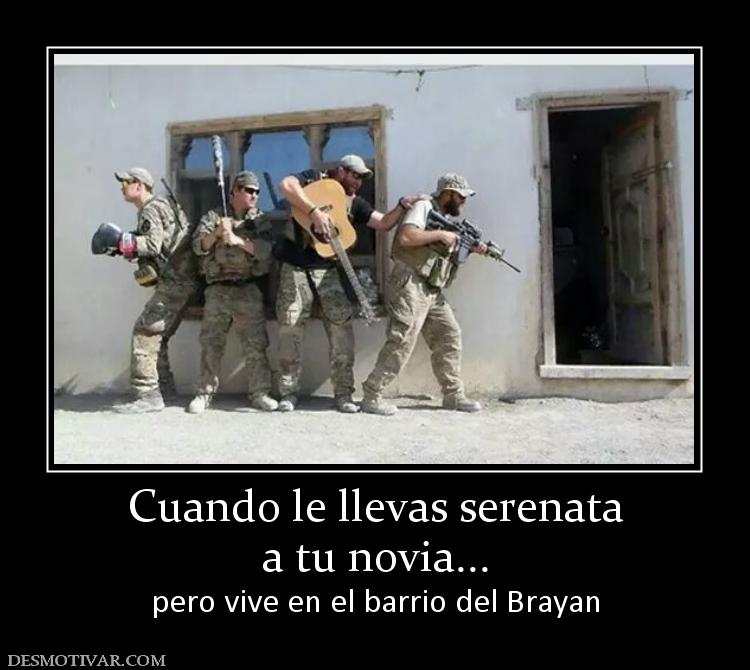 Cuando le llevas serenata a tu novia... pero vive en el barrio del Brayan