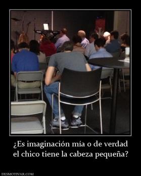 ¿Es imaginación mía o de verdad el chico tiene la cabeza pequeña?