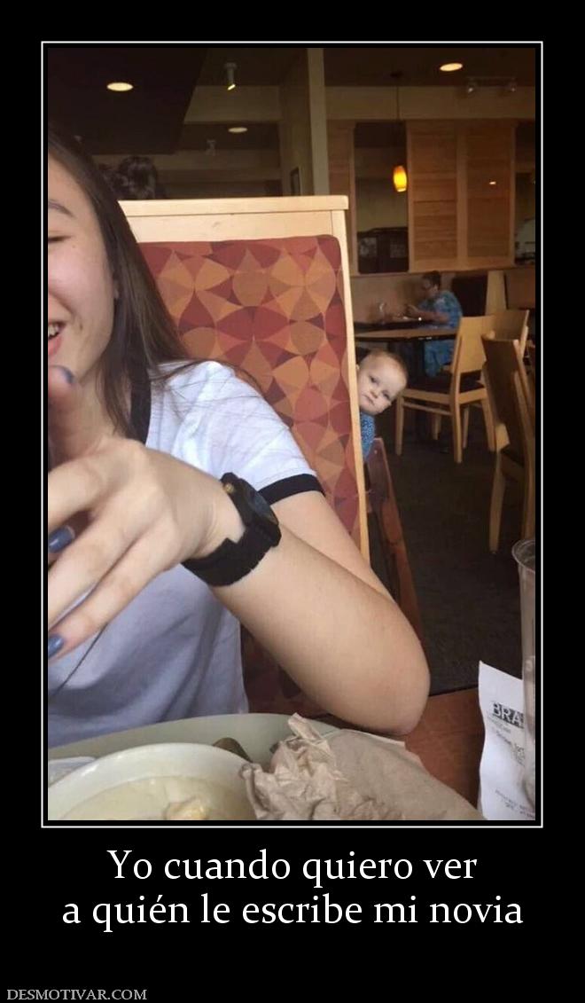 Yo cuando quiero ver a quién le escribe mi novia