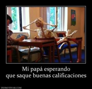 Mi papá esperando que saque buenas calificaciones