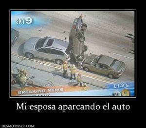 Mi esposa aparcando el auto